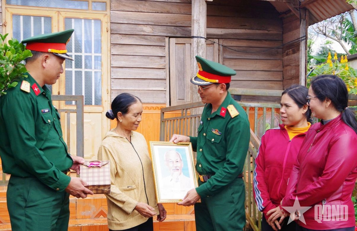 Miền Trung, Tây Nguyên thắm tình quân dân cá nước